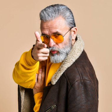Deri ceketli, sakallı ve bıyıklı son sınıf zengin adam.