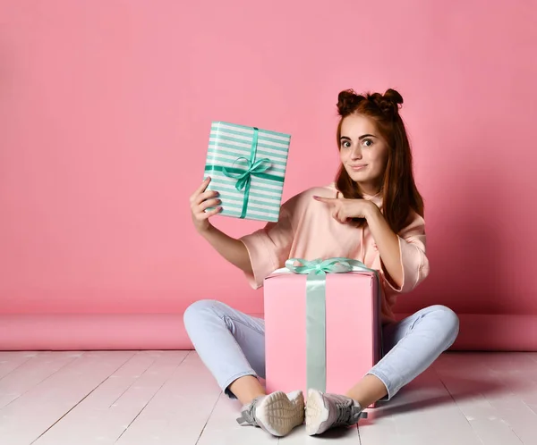 Meisje zittende vloer verjaardag geschenken — Stockfoto