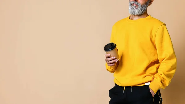 Recortado de un jubiloso anciano sosteniendo una taza de café blanco y mirando a la cámara — Foto de Stock