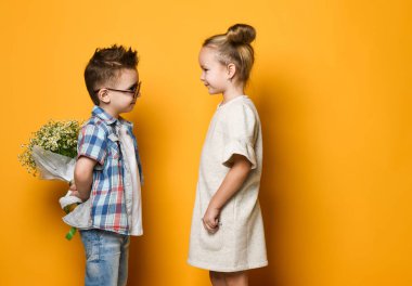 Arkasında çiçek tutan adam onu bekleyen sevgilisine sürpriz yapmaya çalışıyor..