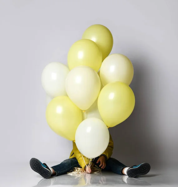 Μικρό ευτυχισμένο αγόρι με πολύχρωμα μπαλόνια γιορτάσουμε υπαίθρια πάρτι γενεθλίων — Φωτογραφία Αρχείου