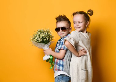 ashionable küçük erkek ve kız kot pantolon ve ekose gömlek.