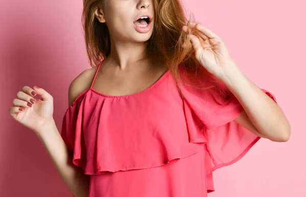 Close up retrato de jovem mulher preocupado com o cabelo — Fotografia de Stock