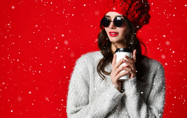 Зима, люди, счастье, напитки и фаст-фуд концепция - женщина в шляпе с вынос чай или кофе чашку — стоковое фото