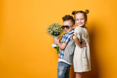 ashionable küçük erkek ve kız kot pantolon ve ekose gömlek.