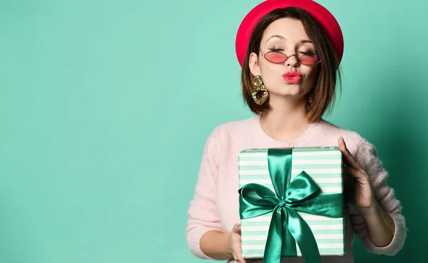 Foto van mooie vrouw in vilt hoed bedrijf giftdoos aanwezig — Stockfoto