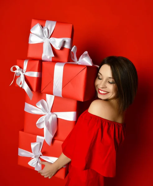 Blithesome verjaardag meisje in jurk poseren met cadeautjes. — Stockfoto