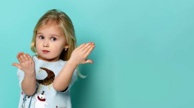 Sevimli sürpriz küçük kız bir yeşil izole portresi