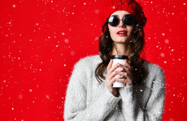 kış, insanlar, mutluluk, içki ve fast food konsept - paket çay ya da kahve fincanı ile şapkalı kadın