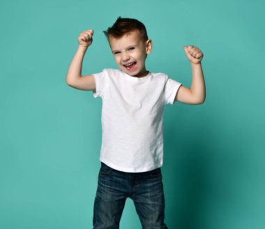 komik çocuk ellerini yukarıya bağıran