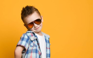 Mutlu neşeli güzel bir çocuk, Beyaz tişörtlü vurdu studio portresi