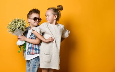 ashionable küçük erkek ve kız kot pantolon ve ekose gömlek.