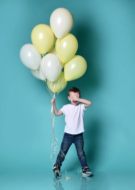 Bir sürü balon tutan tatlı bir çocuk.