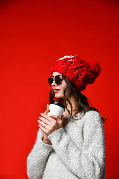 Крупным Планом Портрет Улыбающейся Девушки Шляпе Держащей Чашку Кофе Красной — стоковое фото