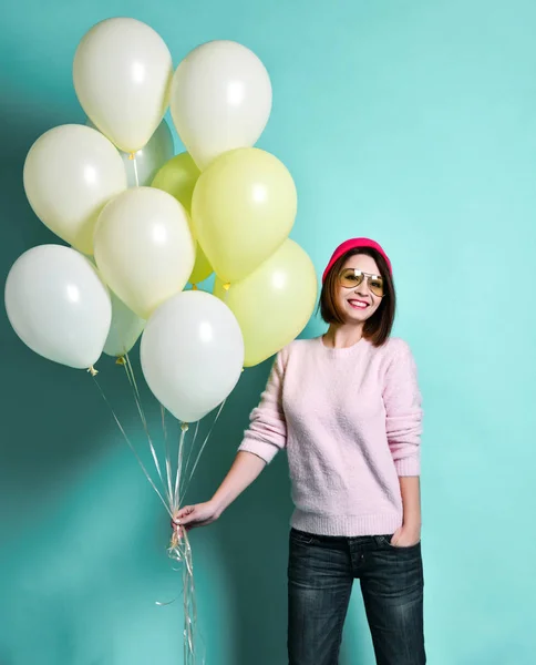 Gioioso modello divertendosi e festeggiando con palloncino color pastello — Foto Stock