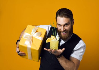 Neşeli sakallı genç adam kokteyl holding ve gülümsemek izole kamera için