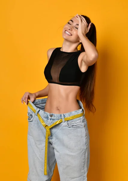 Bella giovane donna con grandi jeans — Foto Stock