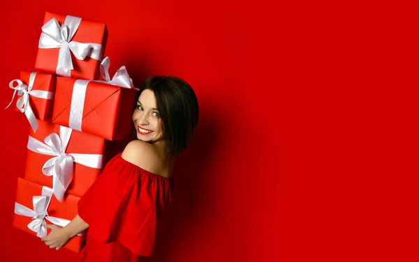 Blithesome aniversariante no vestido posando com presentes. — Fotografia de Stock