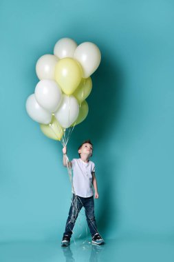 Bir sürü balon tutan tatlı bir çocuk.