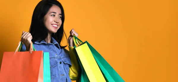 Jonge Vrouw Met Boodschappentassen Kleur Achtergrond — Stockfoto