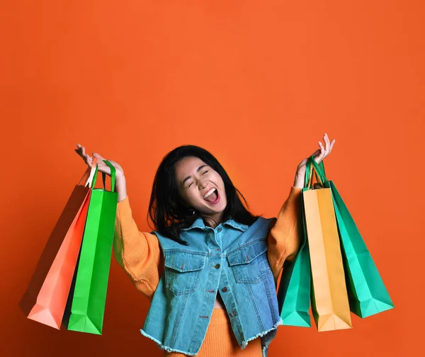 Jonge Vrouw Met Boodschappentassen Kleur Achtergrond — Stockfoto