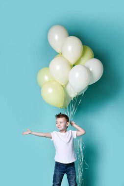 Bir sürü balon tutan tatlı bir çocuk.