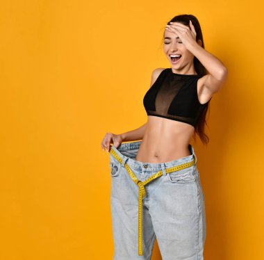 Büyük kotlu güzel bir genç kadın.