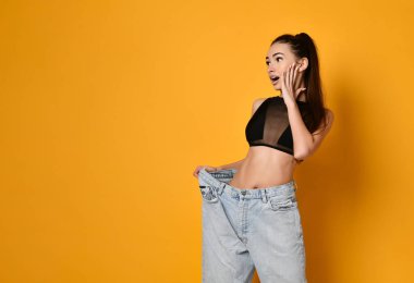 Büyük kotlu güzel bir genç kadın.