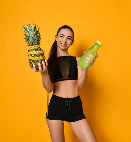 Vita da donna sportiva con metro e ananas — Foto Stock