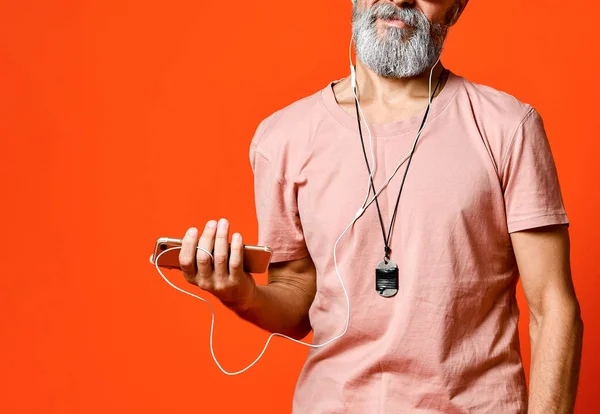 Uma imagem de um homem careca idoso ouvindo música com fones de ouvido — Fotografia de Stock