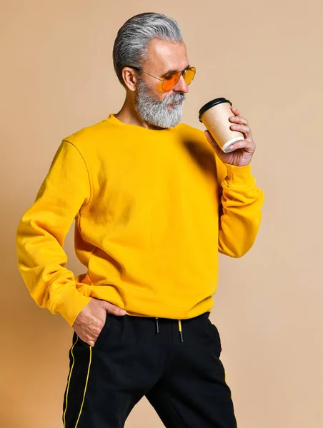 Hombre barbudo guapo con taza de papel de café de la mañana — Foto de Stock