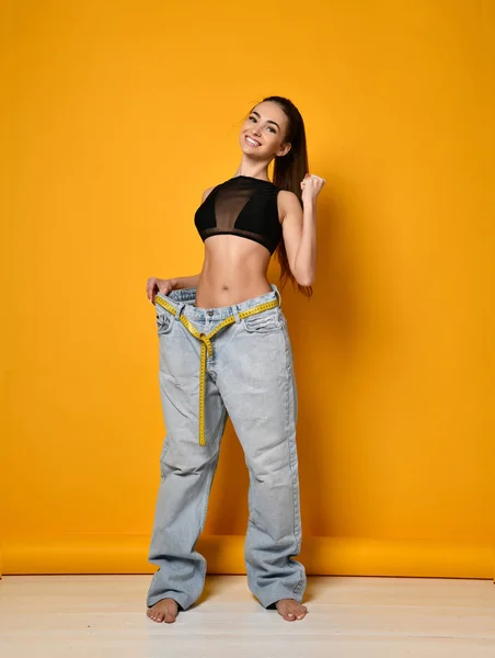 Bella giovane donna con grandi jeans — Foto Stock