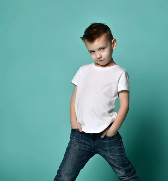 Retrato de feliz alegre hermoso niño aislado sobre fondo blanco —  Fotos de Stock