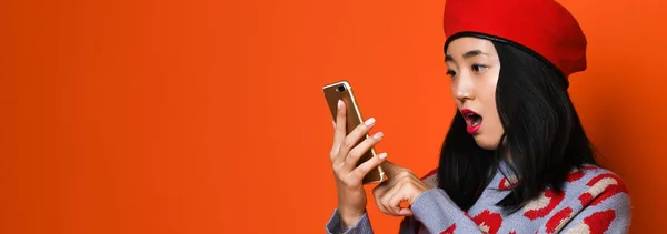 Азиатская девушка использует планшетник дома, концепция технологии, работа, Интернет и т.д.. — стоковое фото