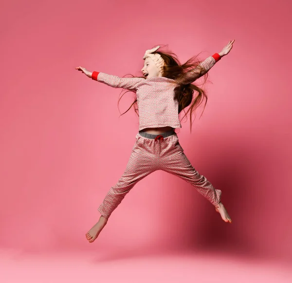 Μικρή κοκκινομάλλα κοπέλα Χαριτωμένο πιτζάμες και μαλλιά επίδεσμοι άλμα — Φωτογραφία Αρχείου