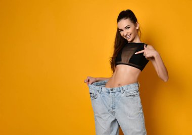 Büyük kotlu güzel bir genç kadın.