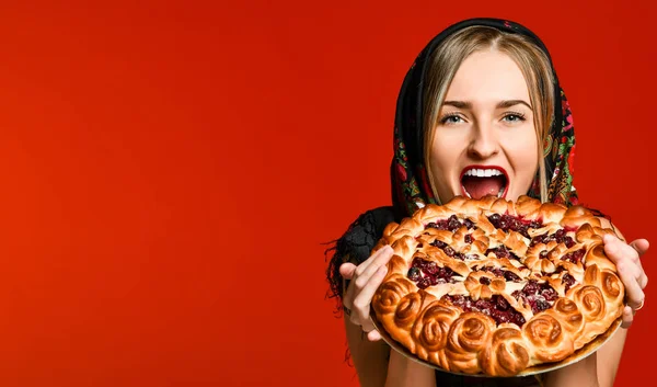 Retrato de uma jovem bela loira segurando uma deliciosa torta de cereja caseira. — Fotografia de Stock