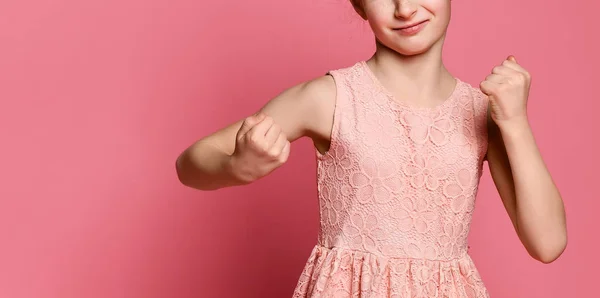 Seria ragazza dai capelli rossi difende i pugni con boxe. Espressione di emozioni e sentimenti concetto. — Foto Stock