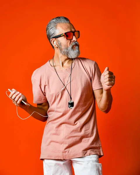 Una imagen de un anciano calvo escuchando música con auriculares — Foto de Stock