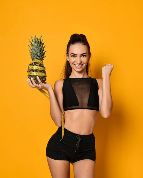 身材瘦小的女人腰部有尺寸带和菠萝 — 图库照片