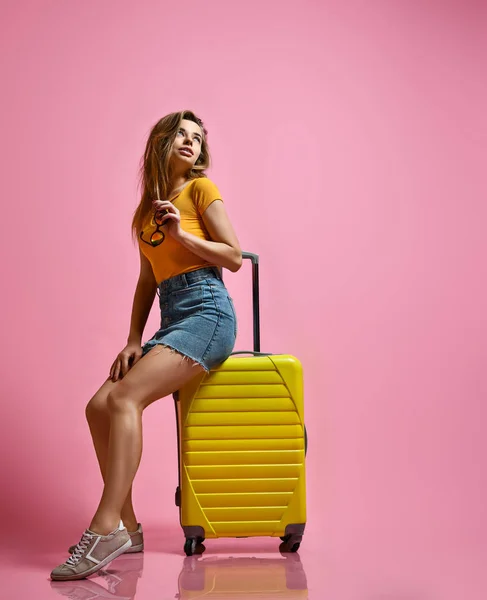 夏の背景に分離された旅行かばんの女性観光客 — ストック写真