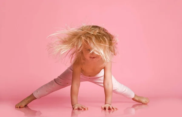 Esercizi mattutini. Carino ginnasta pratica stretching ogni mattina . — Foto Stock
