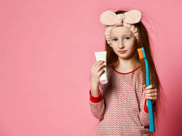 Lyckligt barn flicka med tandborste borstar tänder och leenden — Stockfoto
