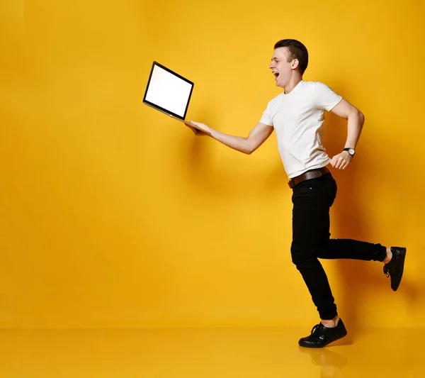 Estudiante saltando con portátil — Foto de Stock