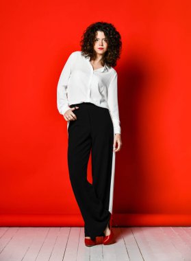 genç kadının iş tarzı moda portre