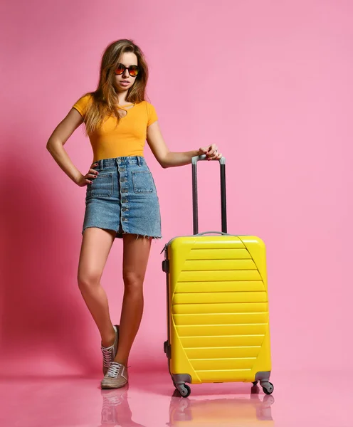 Koncepcja podróży i turystyki. nogi dziewczyny z walizką — Zdjęcie stockowe