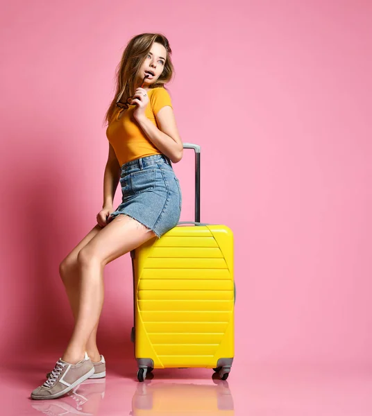 Femme touriste avec valise de voyage isolée sur fond d'été — Photo