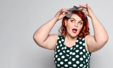 Kadın portresini sabitle. Kırmızı dudaklar ve manikür çivi ve eski fshion saç modeli ile polka nokta elbise güzel retro kadın