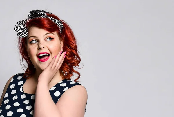 Bir kadın portresi iliştir. Kırmızı dudaklı, manikürlü ve eski moda saç kesimli, eski moda, güzel, şişman kadın.