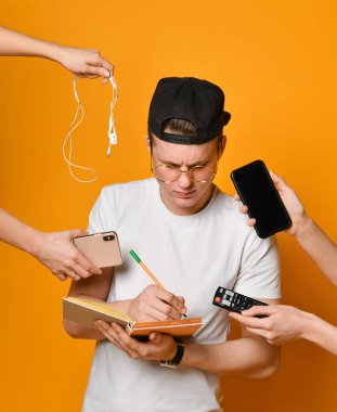 Okulda sınavlara hazırlanmak, bir kitap okuyarak geleneksel yollarla üniversite..